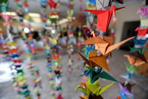 TREVOR HAGAN / WINNIPEG FREE PRESS
Origami artist, Brian Cox designed a mobile with 1000 paper cranes that is on display at the Japanese Cultural Association of Manitoba, Sunday, February 11, 2018.