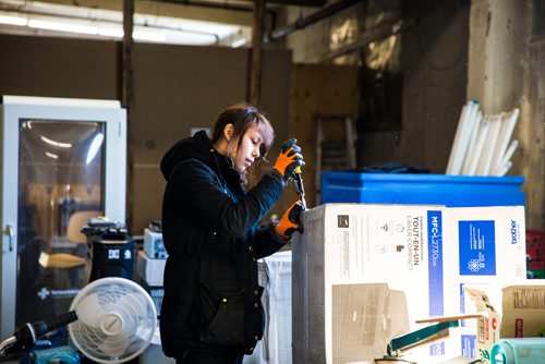 MIKAELA MACKENZIE / WINNIPEG FREE PRESS
Tyra Courchene sorts electronics and cardboard at the Mother Earth Recycling centre in Winnipeg, Manitoba on Monday, Feb. 12, 2018. The centre recycles things like electronics and mattresses, but also offers jobs and training to low income people to help get them on their feet.
180212 - Monday, February 12, 2018.