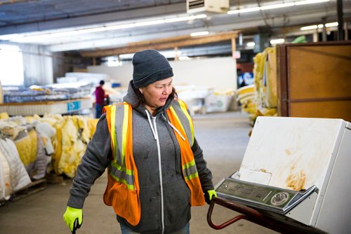 MIKAELA MACKENZIE / WINNIPEG FREE PRESS
Sandra Robinson loads a washing machine at the Mother Earth Recycling centre in Winnipeg, Manitoba on Monday, Feb. 12, 2018. The centre recycles things like electronics and mattresses, but also offers jobs and training to low income people to help get them on their feet.
180212 - Monday, February 12, 2018.