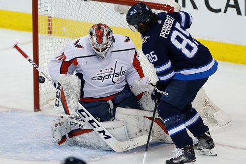 JOHN WOODS / WINNIPEG FREE PRESS
Winnipeg Jets' Mathieu Perreault's (85) deflection goes wide of Washington Capitals goaltender Braden Holtby (70) during first period NHL action in Winnipeg on Tuesday, February 13, 2018.