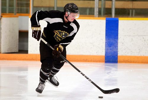 BORIS MINKEVICH / WINNIPEG FREE PRESS
U of M Mens Bisons hockey practice at Wayne Fleming Arena today. #2 Adam Henry. Mike Sawatzky story. Feb. 14, 2018