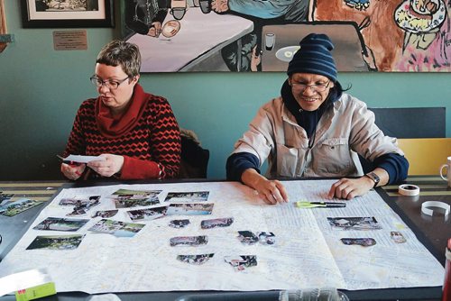 Canstar Community News Feb. 7, 2018 - Local artist Leigh-Anne Kehler works with Sunshine House patrons in a photography project. (LIGIA BRAIDOTTI/CANSTAR/TIMES)