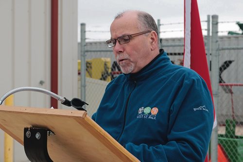Canstar Community News April 20. 2017 - West St. Paul mayor Bruce Henley speaks at the funding annoucenment for the water and wastewater insfrastructure. (LIGIA BRAIDOTTI/CANSTAR COMMUNITY NEWS/TIMES)