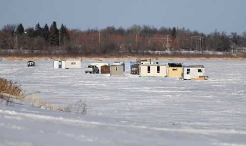 TREVOR HAGAN / WINNIPEG FREE PRESS
Ice fishing shacks on the Red River, north of Selkirk, Manitoba, Thursday, February 15, 2018.