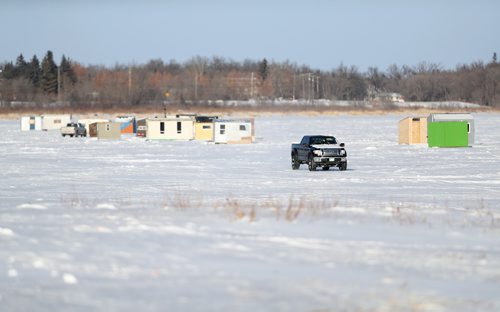 TREVOR HAGAN / WINNIPEG FREE PRESS
Ice fishing shacks on the Red River, north of Selkirk, Manitoba, Thursday, February 15, 2018.
