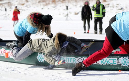 TREVOR HAGAN / WINNIPEG FREE PRESS
The Wild Winter Canoe Race on the Red River, Monday, February 19, 2018.