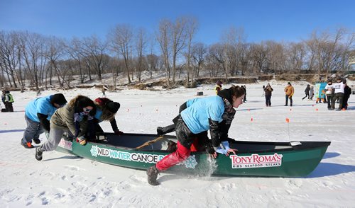 TREVOR HAGAN / WINNIPEG FREE PRESS
The Wild Winter Canoe Race on the Red River, Monday, February 19, 2018.