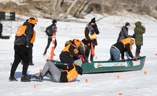 TREVOR HAGAN / WINNIPEG FREE PRESS
The Wild Winter Canoe Race on the Red River, Monday, February 19, 2018.