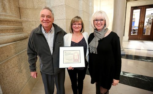 TREVOR HAGAN / WINNIPEG FREE PRESS
Shelley Armstrong, middle, posing with her father, George, left, and Lisa Gardewine, Heritage Winnipeg President. Armstrong was recognized for her work at 164 Langside, Monday, February 19, 2018.