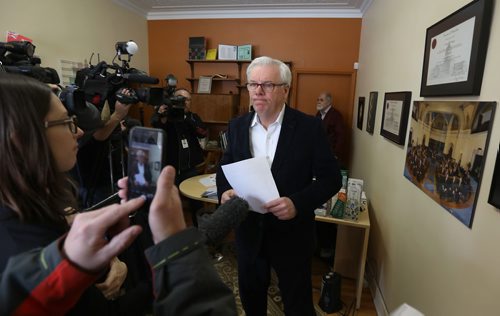 RUTH BONNEVILLE / WINNIPEG FREE 
PRESS 


Greg Selinger, former leader of the NDP party in Manitoba, steps down from his position as MLA for St. Boniface at press conference at his office Tuesday.



FEB 20, 2018
