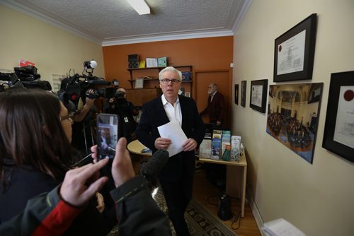 RUTH BONNEVILLE / WINNIPEG FREE 
PRESS 


Greg Selinger, former leader of the NDP party in Manitoba, walks into a media scrum as he prepares to announce stepping down from his position as MLA for St. Boniface at press conference at his office Tuesday.



FEB 20, 2018