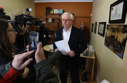 RUTH BONNEVILLE / WINNIPEG FREE 
PRESS 


Greg Selinger, former leader of the NDP party in Manitoba, steps down from his position as MLA for St. Boniface at press conference at his office Tuesday.



FEB 20, 2018