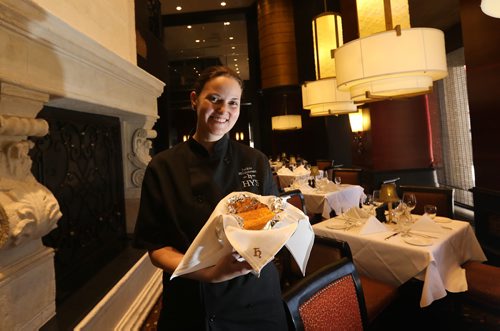 RUTH BONNEVILLE / WINNIPEG FREE 
PRESS 


49.8 Intersection piece on Winnipeg's 10 favourite chain restaurants.
Hy's Restaurant at 1 Lombard Place is one of Winnipeg's favourite chain restaurants.    Hy's chef, Jackie Hildebrand, with one a basket of their cheese toast which is very popular. 



FEB 20, 2018