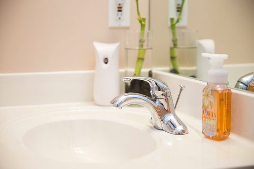 MIKAELA MACKENZIE / WINNIPEG FREE PRESS
The upstairs bathroom at 1499 Leila Avenue in Winnipeg, Manitoba on Tuesday, Feb. 20, 2018. 
180220 - Tuesday, February 20, 2018.