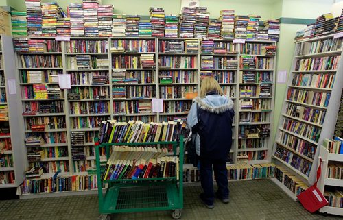 BORIS MINKEVICH / WINNIPEG FREE PRESS
Whodunit Mystery Book Store at 165 Lilac Street. A customer looks through the used book section. Customer did not want name used. DAVE SANDERSON STORY. Feb. 22, 2018