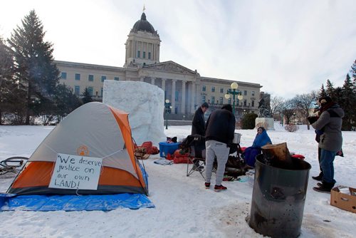 BORIS MINKEVICH / WINNIPEG FREE PRESS
A group is camping on the front lawn of the Manitoba Legislature. They are wanting justice for Indigenous peoples. Some will be walking over to the courthouse to join a protest later this morning. Feb. 23, 2018