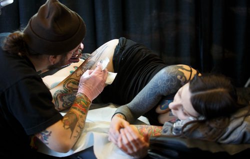MIKE DEAL / WINNIPEG FREE PRESS
Jodi Giesbrecht gets a tattoo by Derek Joyce during The Winnipeg Tattoo Show at the convention centre Saturday.
180224 - Saturday, February 24, 2018.
