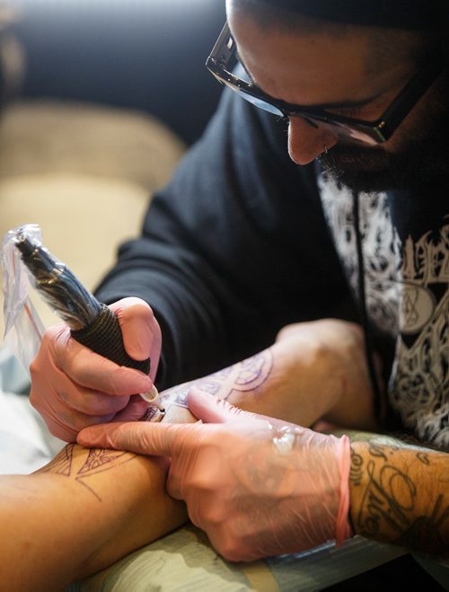 MIKE DEAL / WINNIPEG FREE PRESS
Nick fortier gets a tattoo by Jackson Clarke during The Winnipeg Tattoo Show at the convention centre Saturday.
180224 - Saturday, February 24, 2018.