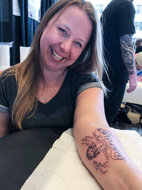 MELISSA MARTIN / WINNIPEG FREE PRESS
Kristan Bremner gets a tattoo by Jamie Watson during The Winnipeg Tattoo Show at the convention centre Saturday.
180224 - Saturday, February 24, 2018.