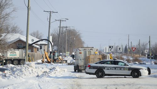 TREVOR HAGAN / WINNIPEG FRESS
Police at the scene of a gas leak at the corner of Molson Street and Grassie Boulevard, Sunday, February 25, 2018.