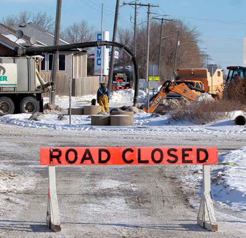 BORIS MINKEVICH / WINNIPEG FREE PRESS
Hydro crews and constructions contractors work on Molson St. and Grassie Blvd. NON CONFIRMED GAS LEAK. Police cadets blocked off the street on both sides. Feb. 26, 2018
