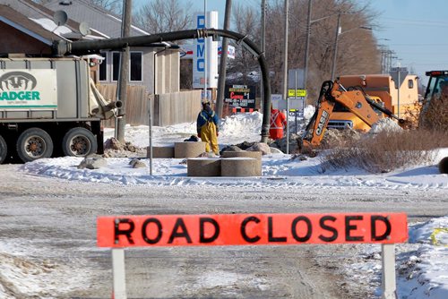 BORIS MINKEVICH / WINNIPEG FREE PRESS
Hydro crews and constructions contractors work on Molson St. and Grassie Blvd. NON CONFIRMED GAS LEAK. Police cadets blocked off the street on both sides. Feb. 26, 2018