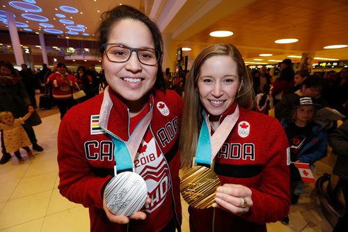 JOHN WOODS / WINNIPEG FREE PRESS
Kaitlyn Lawes of Winnipeg , right, gold in mixed doubles curling, and Brigette Lacquette of Mallard, silver in hockey, arrive home from the winter olympics Monday, February 26, 2018.