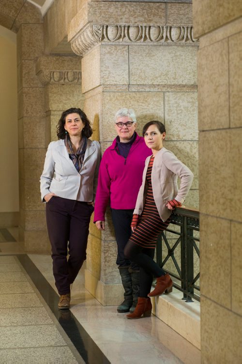 MIKAELA MACKENZIE / WINNIPEG FREE 
Former NDP MLA Marianne Cerilli (left), former NDP and independent MLA Christine Melnick, and current Liberal MLA Cindy Lamoureux pose for a group portrait at the legislature in Winnipeg, Manitoba on Thursday, March 1, 2018.
180301 - Thursday, March 01, 2018.