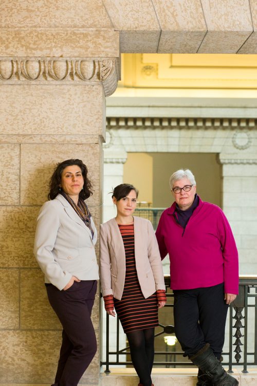 MIKAELA MACKENZIE / WINNIPEG FREE 
Former NDP MLA Marianne Cerilli (left), current Liberal MLA Cindy Lamoureux, and former NDP and independent MLA Christine Melnick pose for a group portrait at the legislature in Winnipeg, Manitoba on Thursday, March 1, 2018.
180301 - Thursday, March 01, 2018.