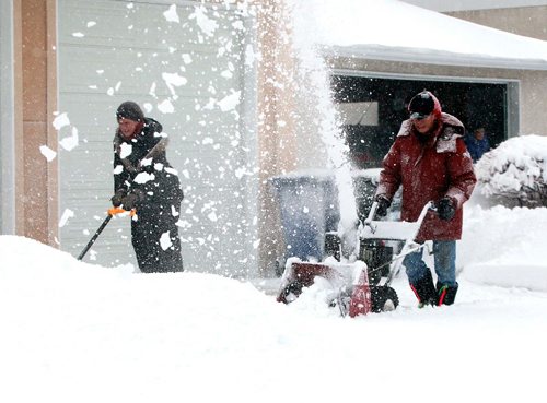 BORIS MINKEVICH / WINNIPEG FREE PRESS
Southdale digs out of the snowstorm. Kim Barrow, with yellow push shovel, is happy that her neighbour Bob Yamashita has a gas powered snowblower. Photo taken on Cormorant Bay. March 5, 2018