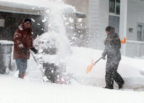 BORIS MINKEVICH / WINNIPEG FREE PRESS
Southdale digs out of the snowstorm. Kim Barrow, with yellow push shovel, is happy that her neighbour Bob Yamashita has a gas powered snowblower. Photo taken on Cormorant Bay. March 5, 2018