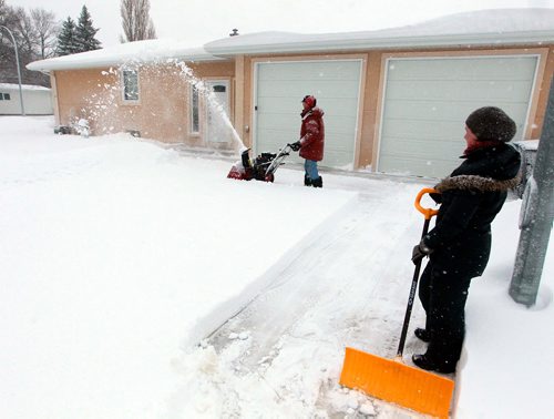BORIS MINKEVICH / WINNIPEG FREE PRESS
Southdale digs out of the snowstorm. Kim Barrow, with yellow push shovel, is happy that her neighbour Bob Yamashita has a gas powered snowblower. Photo taken on Cormorant Bay. March 5, 2018