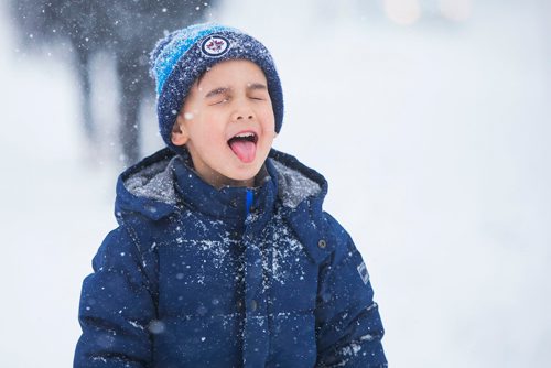 MIKAELA MACKENZIE / WINNIPEG FREE PRESS
Elliott Smith, four, catches snowflakes on his tongue in Winnipeg, Manitoba on Monday, March 5, 2018.
180305 - Monday, March 05, 2018.