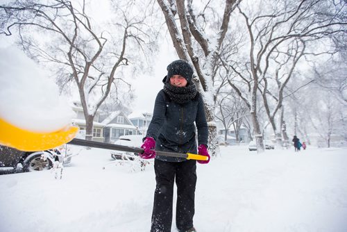 MIKAELA MACKENZIE / WINNIPEG FREE PRESS
Jennifer Forster shovels snow after a big storm in Winnipeg, Manitoba on Monday, March 5, 2018.
180305 - Monday, March 05, 2018.