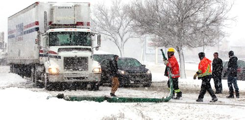 BORIS MINKEVICH / WINNIPEG FREE PRESS
Winter storm grips Winnipeg today. A knocked down light pole blocked traffic on Grant Ave east of Kenaston Blvd. A hydro van happen to drive past and the worker cleared it off the road. March 5, 2018