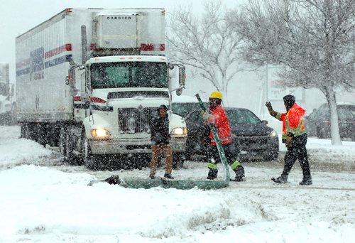 BORIS MINKEVICH / WINNIPEG FREE PRESS
Winter storm grips Winnipeg today. A knocked down light pole blocked traffic on Grant Ave east of Kenaston Blvd. A hydro van happen to drive past and the worker cleared it off the road. March 5, 2018