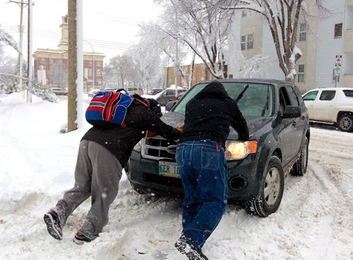 BORIS MINKEVICH / WINNIPEG FREE PRESS
Winter storm grips Winnipeg today. A person gets a push out on Rue Aulneau near Provencher Blvd. March 5, 2018