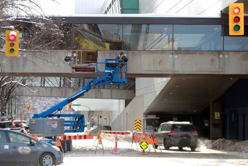 BORIS MINKEVICH / WINNIPEG FREE PRESS
The skywalk between the RBC Winnipeg Convention Centre and Delta Hotel in downtown Winnipeg at St. Mary Ave and Carlton was hit by a vehicle yesterday. Crews work on it this morning. ALEXANDRA PAUL STORY March 6, 2018