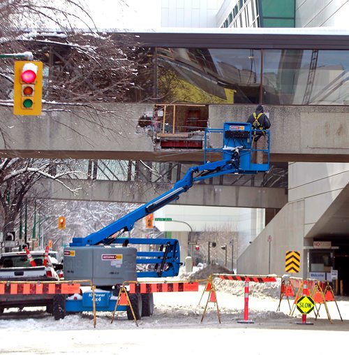 BORIS MINKEVICH / WINNIPEG FREE PRESS
The skywalk between the RBC Winnipeg Convention Centre and Delta Hotel in downtown Winnipeg at St. Mary Ave and Carlton was hit by a vehicle yesterday. Crews work on it this morning. ALEXANDRA PAUL STORY March 6, 2018