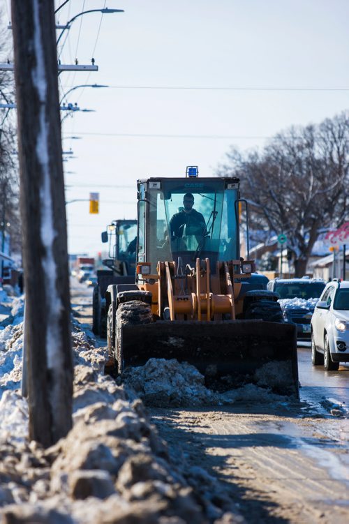 MIKAELA MACKENZIE / WINNIPEG FREE PRESS
Snow plows clear up bus stops and laneway entrances on Sargent Avenue in Winnipeg, Manitoba on Tuesday, March 6, 2018.
180306 - Tuesday, March 06, 2018.