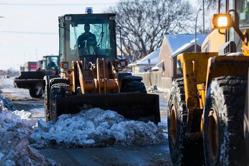 MIKAELA MACKENZIE / WINNIPEG FREE PRESS
Snow plows clear up bus stops and laneway entrances on Sargent Avenue in Winnipeg, Manitoba on Tuesday, March 6, 2018.
180306 - Tuesday, March 06, 2018.