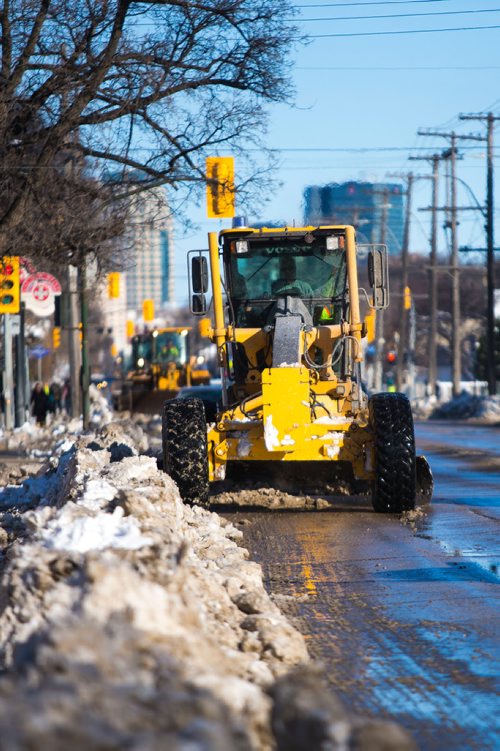 MIKAELA MACKENZIE / WINNIPEG FREE PRESS
Snow plows clear up bus stops and laneway entrances on Sargent Avenue in Winnipeg, Manitoba on Tuesday, March 6, 2018.
180306 - Tuesday, March 06, 2018.