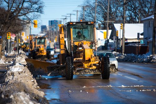 MIKAELA MACKENZIE / WINNIPEG FREE PRESS
Snow plows clear up bus stops and laneway entrances on Sargent Avenue in Winnipeg, Manitoba on Tuesday, March 6, 2018.
180306 - Tuesday, March 06, 2018.