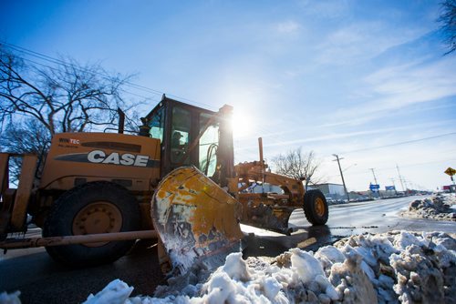 MIKAELA MACKENZIE / WINNIPEG FREE PRESS
Snow plows clear up bus stops and laneway entrances on Sargent Avenue in Winnipeg, Manitoba on Tuesday, March 6, 2018.
180306 - Tuesday, March 06, 2018.