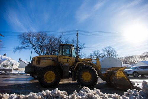 MIKAELA MACKENZIE / WINNIPEG FREE PRESS
Snow plows clear up bus stops and laneway entrances on Sargent Avenue in Winnipeg, Manitoba on Tuesday, March 6, 2018.
180306 - Tuesday, March 06, 2018.