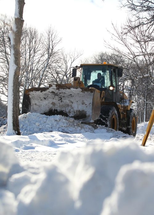 RUTH BONNEVILLE / WINNIPEG FREE PRESS

A snow plow clears back lanes in the area around Churchill Drive Tuesday.



March 036,18