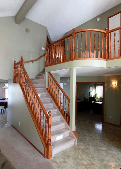 BORIS MINKEVICH / WINNIPEG FREE PRESS
63 Duncan Norrie Drive in Lindenwoods. Realtor Dave Heinrichs. Grand staircase. TODD LEWYS STORY March 6, 2018