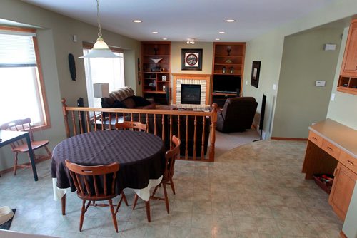 BORIS MINKEVICH / WINNIPEG FREE PRESS
63 Duncan Norrie Drive in Lindenwoods. Realtor Dave Heinrichs. Kitchen table with rec room behind. TODD LEWYS STORY March 6, 2018