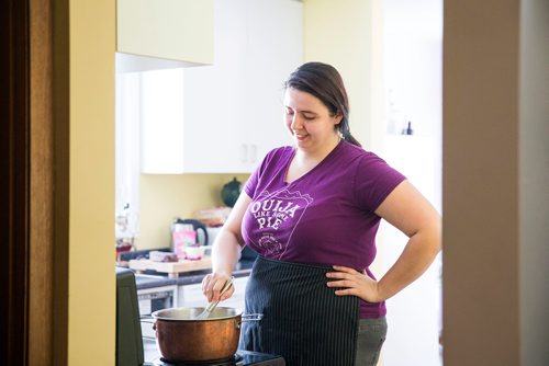 MIKAELA MACKENZIE / WINNIPEG FREE PRESS
Nadine Peloquin, owner of Hocus Pocus Pies & Dice, bakes a chocolate custard pie in her home in St. Vital in Winnipeg, Manitoba on Wednesday, March 7, 2018.
180307 - Wednesday, March 07, 2018.