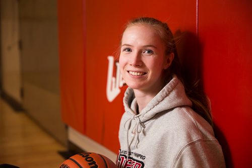 MIKAELA MACKENZIE / WINNIPEG FREE PRESS
Wesmen basketball player Lena Wenke, who recovered from a knife attack a year ago, is back playing with the team at the U of W in Winnipeg, Manitoba on Thursday, March 8, 2018.
180308 - Thursday, March 08, 2018.